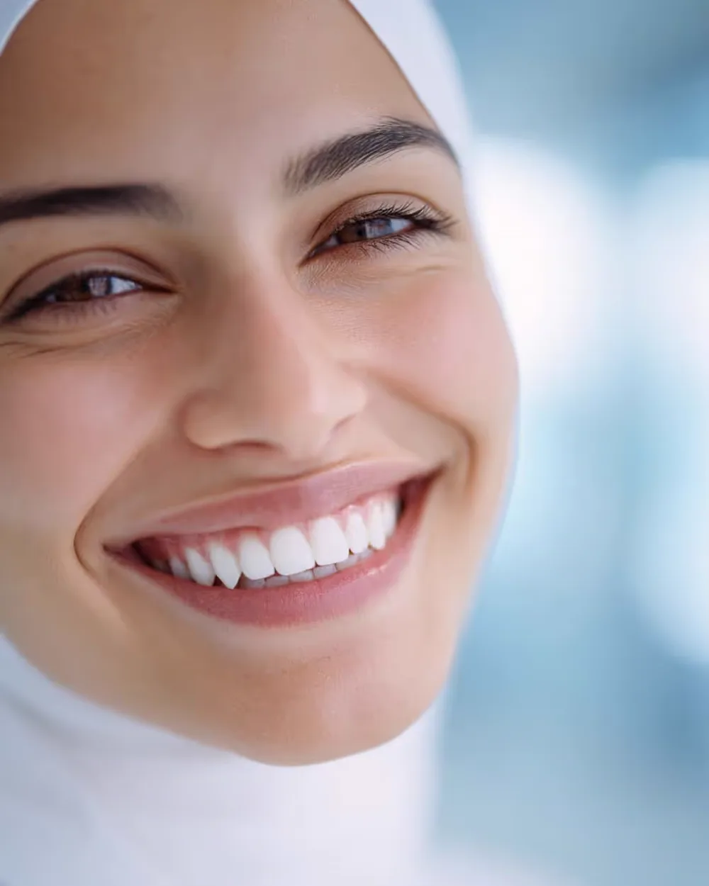 Sourire éclatant après des soins au cabinet White & Care